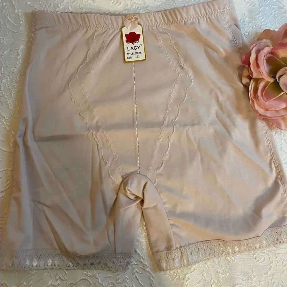 🎀Lacy Assorted Embroidery shorts tummy control - Picture 3 of 11